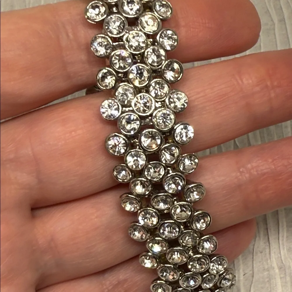 Elegant Silver tone bezel set rhinestone stretch Bracelet so pretty